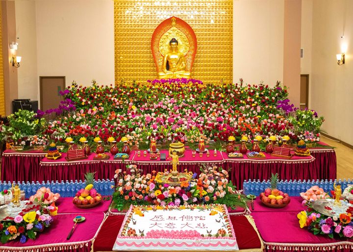 這次浴佛節，我親自插花，以表達對佛陀最真誠的感恩！ 那種幸福(金菩提宗師 Facebook)